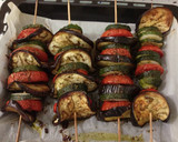 Foto del paso 3 de la receta: Brochetas de verduras con patatas salteadas y gazpacho