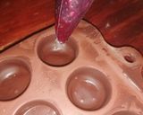 Foto del paso 6 de la receta: Bombones de chocolate relleno de zarzamoras en vinadas