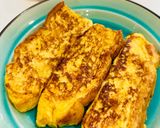 Hình bước làm 1 của món French toast - 2 Cách ăn sandwich với dâu tây cho bữa sáng nhanh gọn