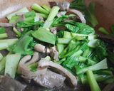 Hình bước làm 2 của món Tim cật xào cải thìa