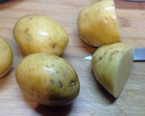 Foto del passaggio 1 della ricetta Patate intere in microonde