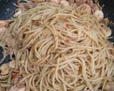 Foto langkah ke 7 dari resep Tuna Shrimp Aglio Olio.