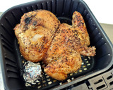 Foto del paso 4 de la receta: Pollo asado en freidora de aire {con condimento "Montreal Steak"}