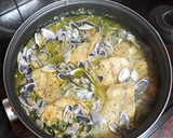 Foto del paso 4 de la receta: Merluza en salsa verde con coquinas y papas cocidas