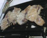 Foto del paso 4 de la receta: Chuletas a la plancha con arroz amarillo con cebollas y ají acompañado de tajadas