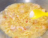 Foto langkah ke 4 dari resep Seblak Mie Simpel ala Rumahan.