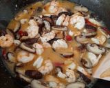 Foto langkah ke 4 dari resep Tumis Udang Jamur Shiitake.