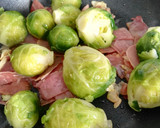 Foto del paso 8 de la receta: Coles de Bruselas al ajillo con jamón y salsa de queso