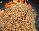Foto langkah ke 4 dari resep Indomie Goreng Tumis ala Chinese Food.