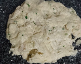 Foto del paso 2 de la receta: Bizcochitos de cebollas y ciboulette 🎆