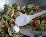 Foto langkah ke 7 dari resep Tumis Terong Bunga Pepaya.