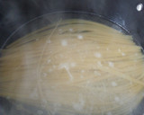 Foto del paso 1 de la receta: Tallarines en salsa Alfredo con camarones y espinacas