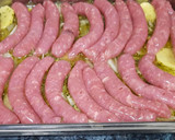Foto del paso 3 de la receta: Salchichas frescas con Patatas al horno!😋🥔🍴