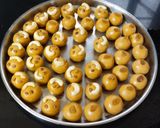 बूरा साखरेचे बेसन लाडू (besan laddu recipe in marathi) रेसिपी स्टेप 8 फोटो 