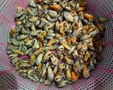 Foto langkah ke 1 dari resep Oseng Kerang Hijau Kupas (Bumbu Iris).
