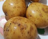 A picture of step 1 of Aloo ka bharta.