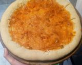Foto del paso 5 de la receta: Pizza con borde relleno de cebolla, morrones agridulce y queso