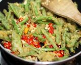 Foto langkah ke 5 dari resep Buncis Cabai Garam kilat khas Chinese Resto .