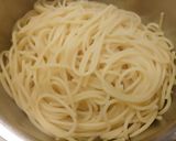 A picture of step 2 of Spaghetti con i finferli spaghetti with chanterelle mushrooms.