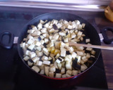 Foto del paso 1 de la receta: Salteado de berenjena y cebolla