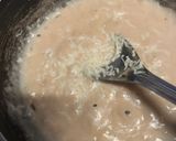 A picture of step 2 of Mix pasta in white sauce.