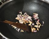 Foto langkah ke 3 dari resep Tumis Cumi Belimbing Wuluh.