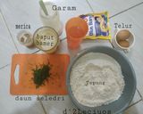 Foto langkah ke 1 dari resep Stik Bawang / Kue Bawang renyah dan empuk.