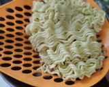 Foto langkah ke 2 dari resep Mie Goreng Bumbu Sambal Hitam Madura.