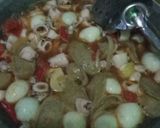 Foto langkah ke 8 dari resep Tumis cumi, sosis dan telor puyuh saus asam manis.