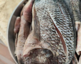 Foto del paso 1 de la receta: Pescado Frito a la cruz (con ensalada)