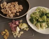Foto langkah ke 1 dari resep Cah Brokoli Ayam.