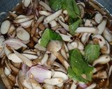 รูปขั้นตอนการทำที่ 4 ของ ลาบขาเห็ดปลวก | Termite Mushroom Spicy Salad