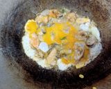 A picture of step 3 of Crispy Oyster Omelette (Hoy Tod).