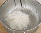 Foto langkah ke 5 dari resep Bihun Kuah Sapi Iris Devina Hermawan.