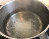 Une image de l'étape 2 de Purée de pommes de terre à l'oignon de roscoff, ail confit et beurre aux cristaux de sel.
