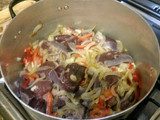 Hígado encebollado con arroz blanco