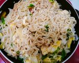 Foto langkah ke 8 dari resep Mie Goreng Ala Anak Kost 🍜.
