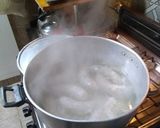 Foto del paso 1 de la receta: Chorizos y bondiola a la pomarola con puré