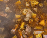 Foto del paso 7 de la receta: 🥘 Guiso criollo con sobras de asado y papas al horno – versión invierno bien argentino❄️