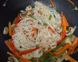 Foto del paso 4 de la receta: Tallarines con verduras al estilo chino