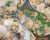 Hình bước làm 4 của món Cá thu trứng kho hành tỏi