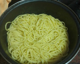 Foto del paso 2 de la receta: Pasta al ajillo con huevo frito y salchichas