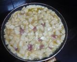 Foto del paso 5 de la receta: Tortilla de papas con cebolla, fuet y perejil picado
