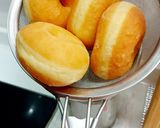 Foto langkah ke 4 dari resep Donat susu.