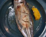 Foto langkah ke 1 dari resep Ikan Kembung Goreng Siram Brambang Lombok.