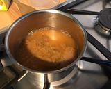 Une image de l'étape 1 de Sauce crémeuse au bouillon de crevettes et cresson.