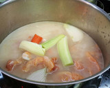 Foto del paso 1 de la receta: Caldo de pollo y virutas de jamón