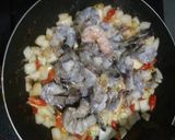 Foto langkah ke 4 dari resep Tumis Udang saos tiram pedas.
