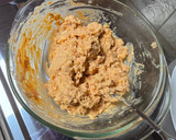 Foto del paso 2 de la receta: Huevos rellenos de salmón y langostinos