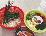 Hình bước làm 2 của món Canh chua cá hồi